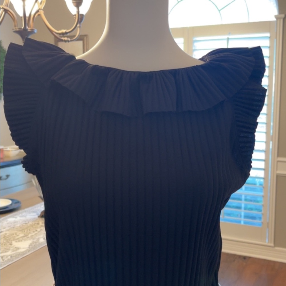 Ruffled Sleeveless Pleated Top - Black